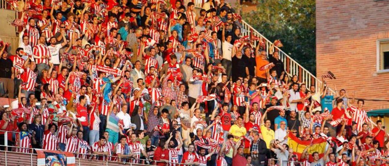 La afición rojiblanca anima al Sporting en Vallecas durante el partido ante el Rayo.