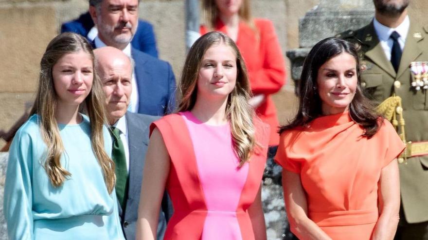 La Reina, la princesa Leonor y la infanta Sofía impactan con sus looks en Santiago.