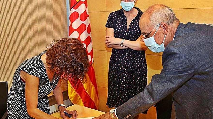 L&#039;alcaldessa, en la firma de la compravenda de pisos al juliol.