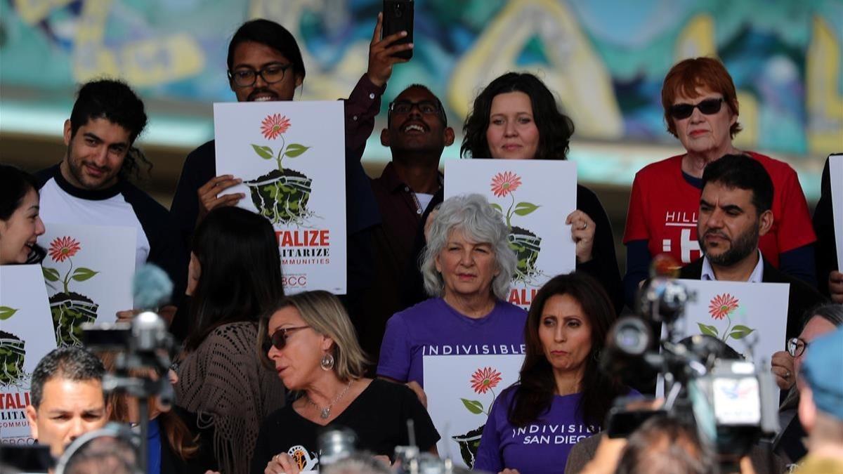 Activistas durante una concentración contra la visita de Trump a California, en San Diego, el 12 de marzo.