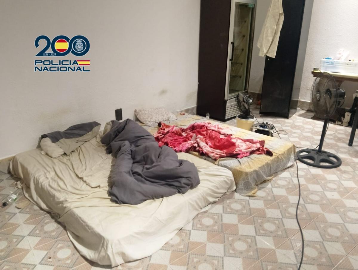 Colchones en el interior de un kebab de Zaragoza.