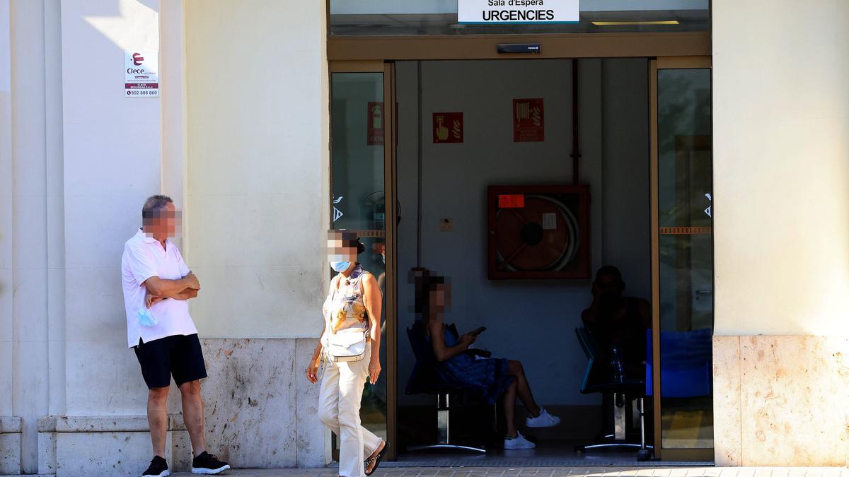Pacientes a las puertas de las urgencias del Hospital General de Valencia.