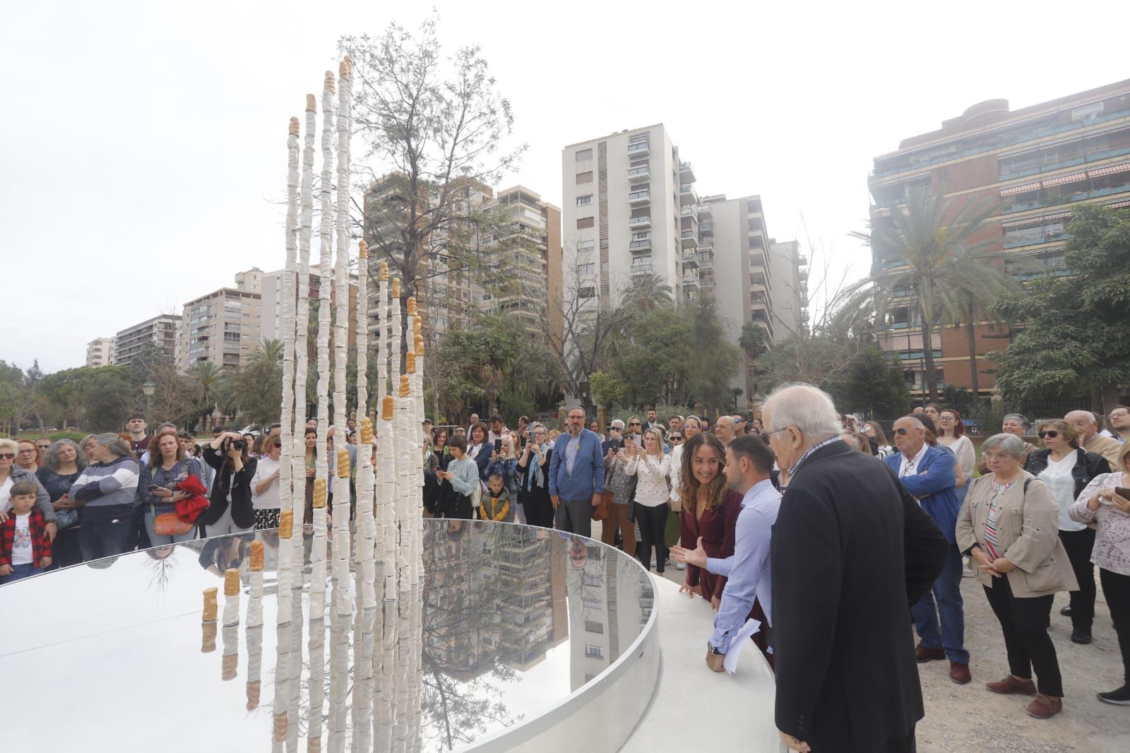 València dedica un monumento a los menores fallecidos por cáncer