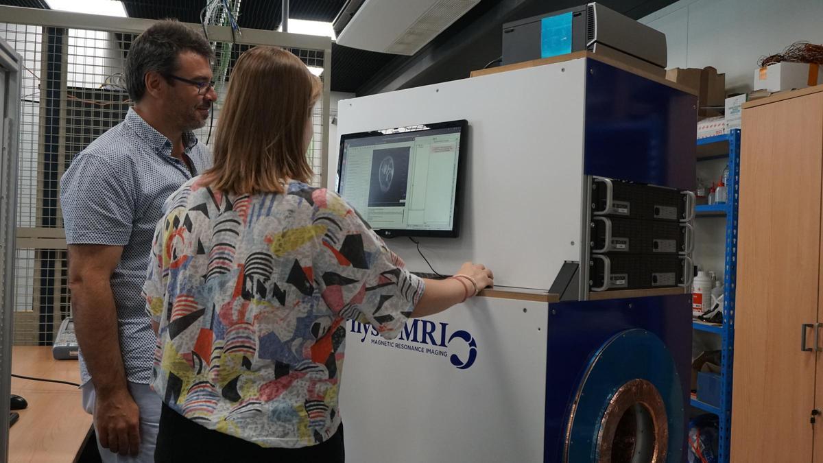 Joseba Alonso y Teresa Guallart, del I3M, con el primer prototipo de resonancia portátil, que ahora está en el Hospital La Fe.