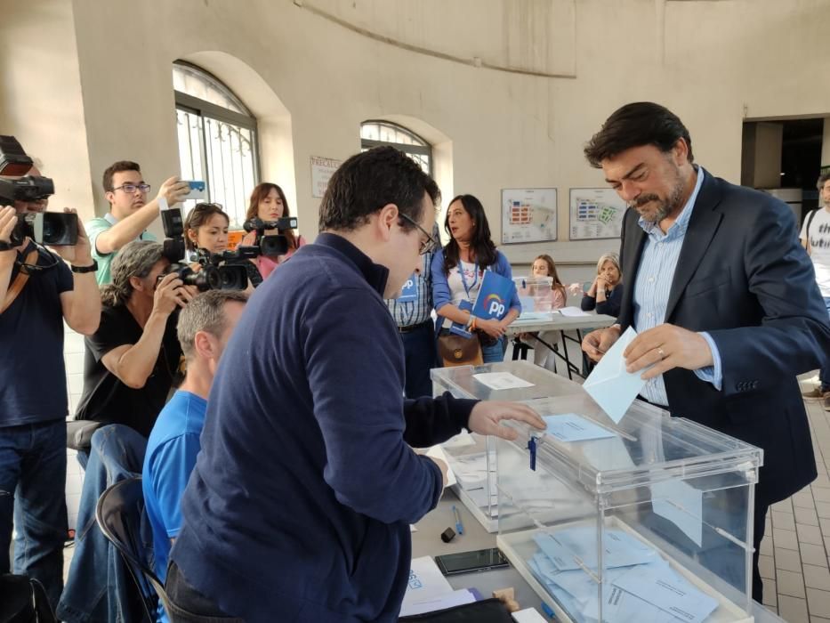 Votan los principales protagonistas de las elecciones municipales en Alicante.