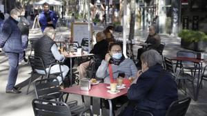 Una terraza de un bar de Poblenou en Barcelona, la semana pasada.