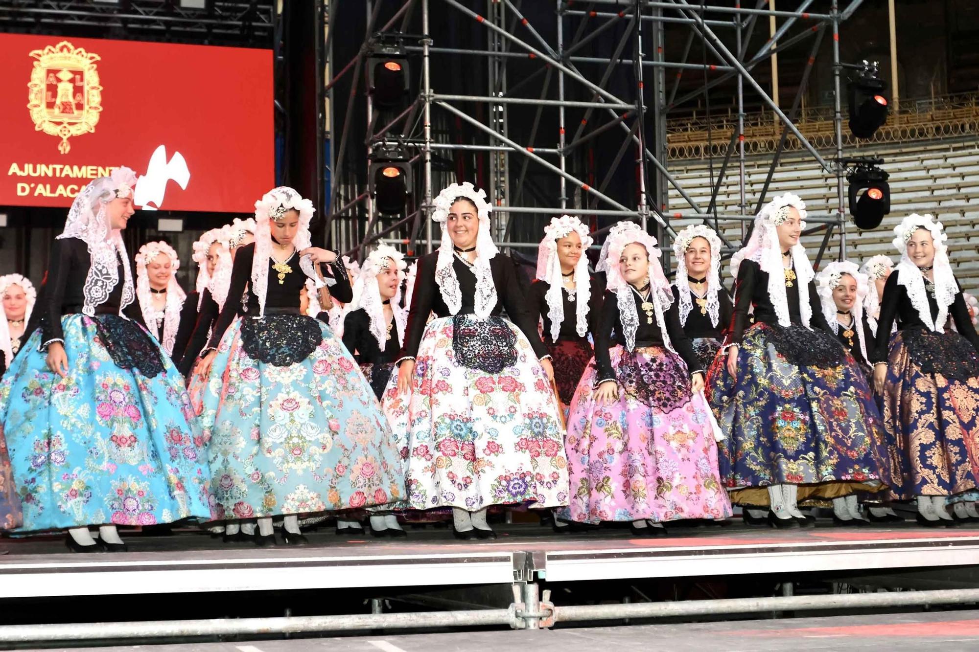 Las candidatas a Bellea del Foc 2025 ensayan con el traje de novia alicantina en la plaza de toros de Alicante