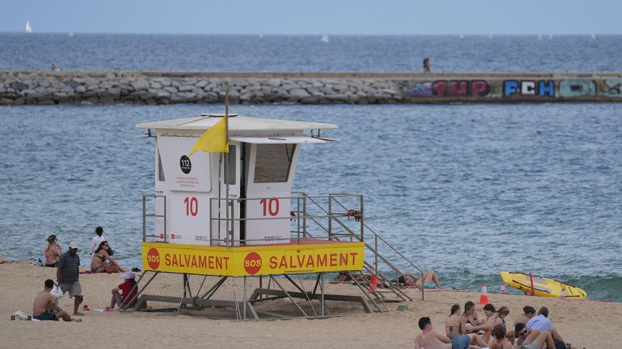 Una estació de salvament a la platja del Bogatell.