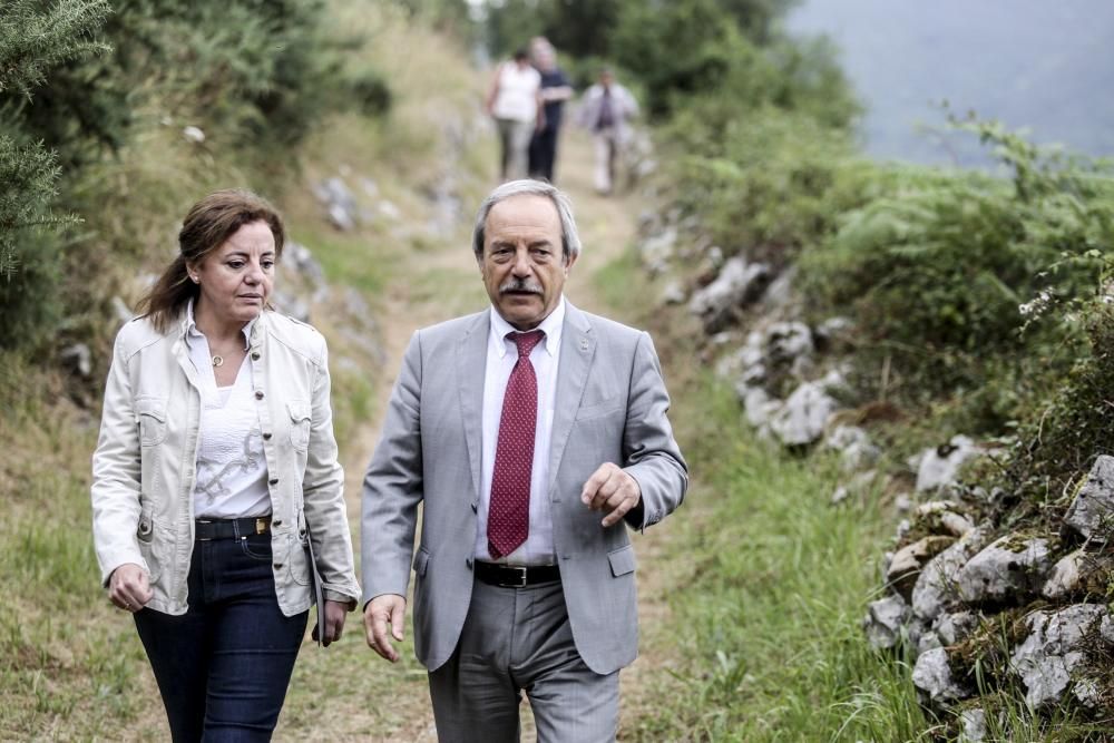 El alcalde de Oviedo, Wenceslao López, visita la cueva de Lluera