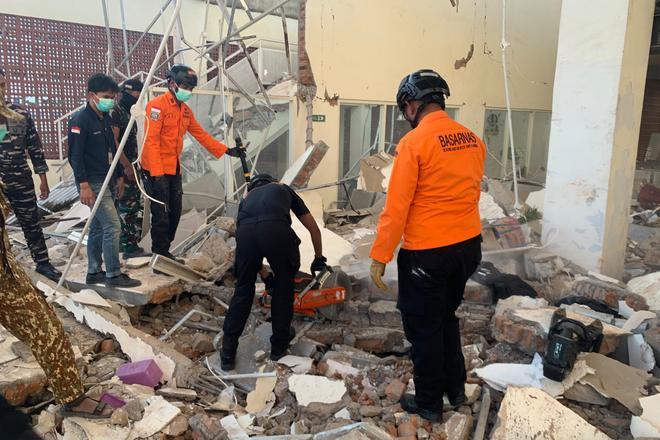 Al menos 20 muertos y evacuaciones masivas tras el terremoto de magnitud 7,7 en Indonesia