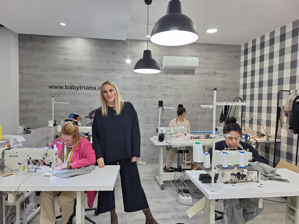 Beatriz Rodríguez-Tabares junto a sus empleadas.