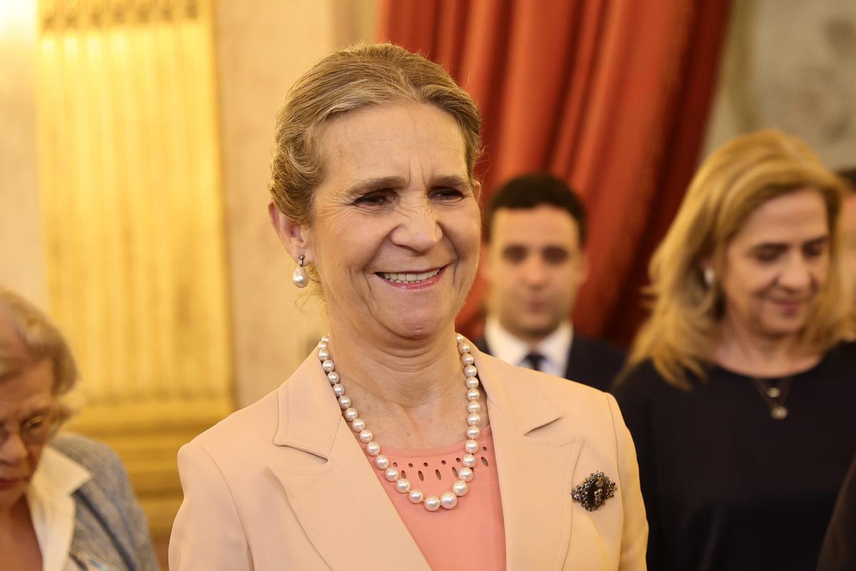 La infanta Elena de Borbón acompaña a su padre, el Rey emérito de España Juan Carlos I (no aparece en la imagen), antes de que reciba el Premio Especial del Premio de Libro Político, organizado por la asociación francesa Lire la Société (Leer la Sociedad), por sus memorias Reconciliación La infanta Elena de Borbón acompaña a su padre, el Rey emérito de España Juan Carlos I (no aparece en la imagen), antes de que reciba el Premio Especial del Premio de Libro Político, organizado por la asociación francesa Lire la Société (Leer la Sociedad), por sus memorias Reconciliación