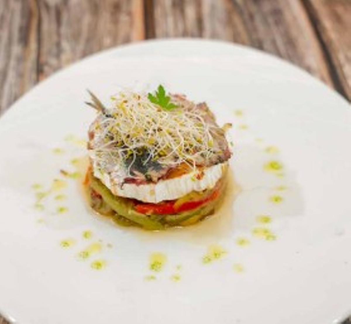 Escalivada con sardinas y queso de cabra caramelizado.