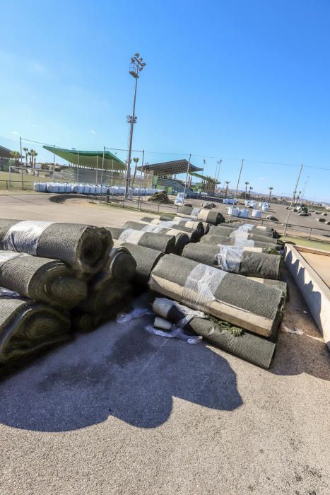 El césped artificial de los campos de fútbol de la Ciudad Deportiva se está sustituyendo en estos momentos. Más adelante se renovará la pista de atletismo. Las obras van a durar 4 meses y cuestan 650.