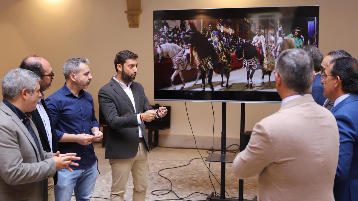 El director del ITREM comenta el vídeo con los representantes de las cofradías.