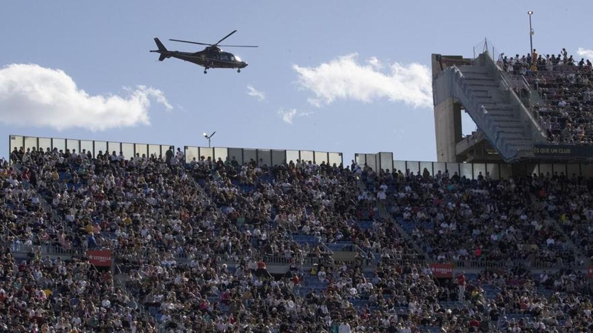 Un helicóptero sobrevuela el Camp Nou.