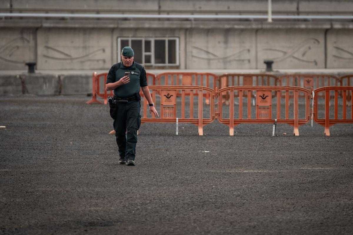 Preparativos en el puerto de Granadilla, en el sur de Tenerife, ante la llegada del crucero 'Hondius', afectado por hantavirus