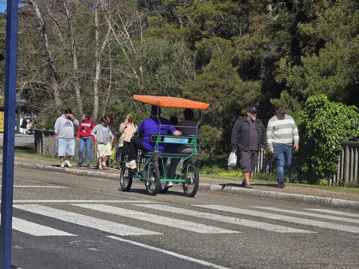 Turistas paseando por A Toxa, durante la pasada Semana Santa.