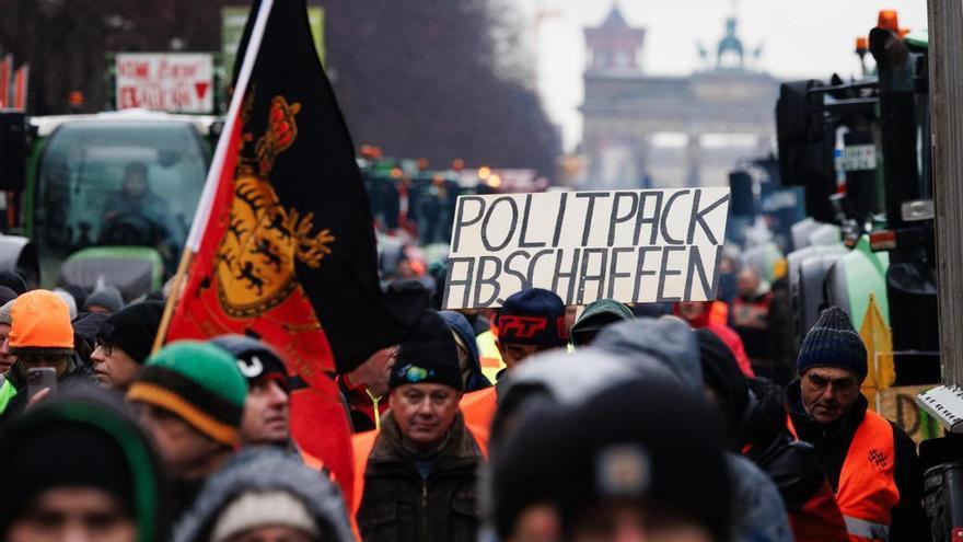 El campo alemán culmina su protesta con un atronador abucheo al Gobierno