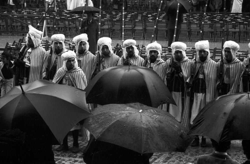 Los cídes con una banda vestida de blanco