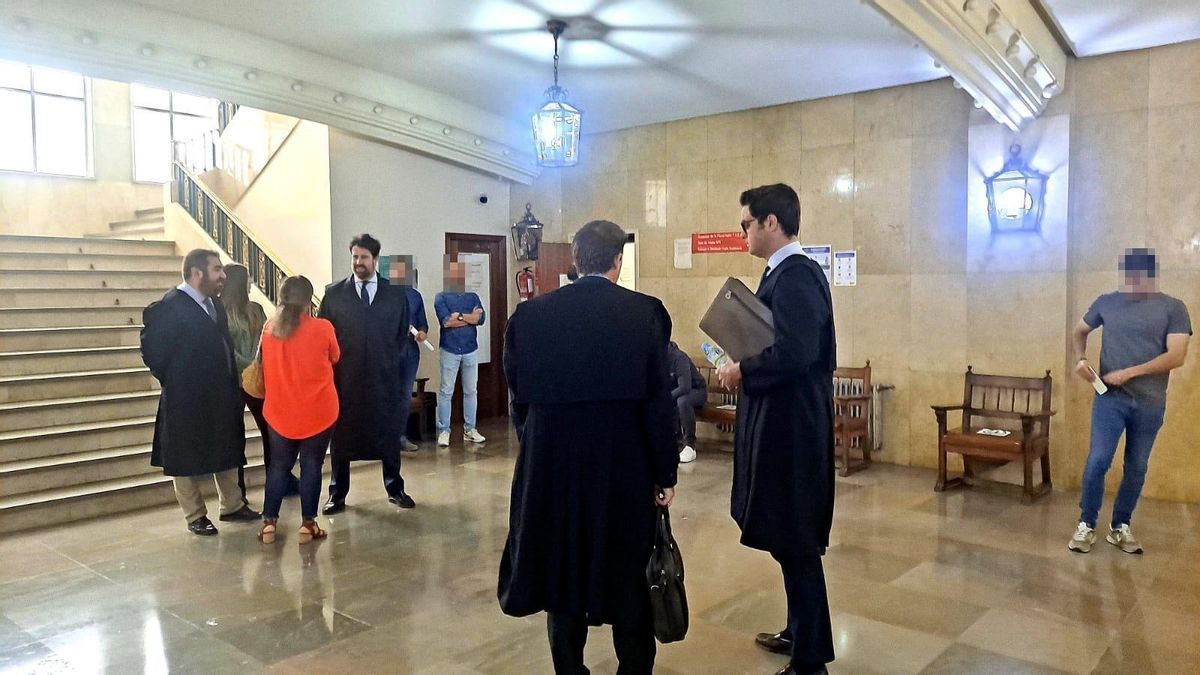 Los abogados de los acusados antes del inicio de la vista en el Juzgado de lo Penal número 2 de Badajoz.