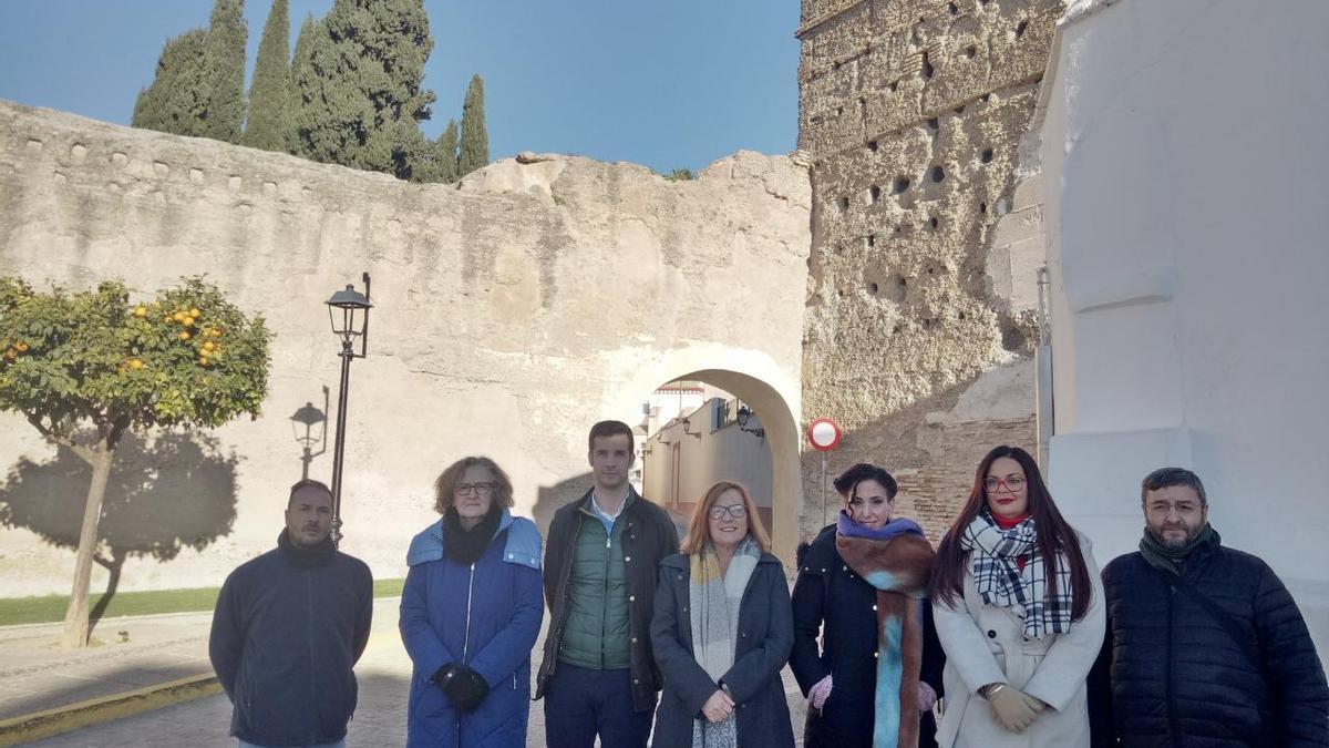 La alcaldesa, junto a concejales, técnicos y empresa constructora presentan el proyecto.