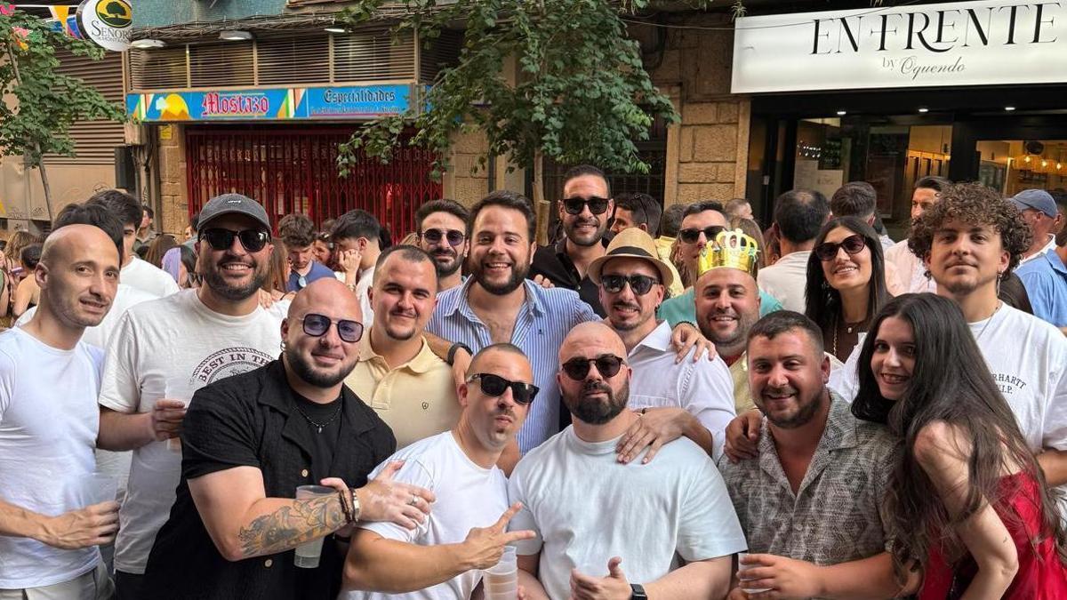 Un grupo de cacereños disfrutan de la Feria de Día en En frente de Oquendo
