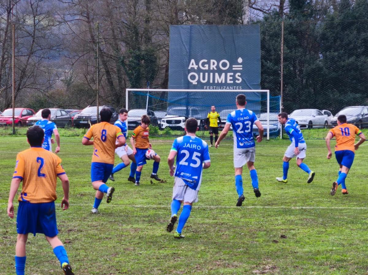 Un momento del partido del Cornellana frente a San Fernando.