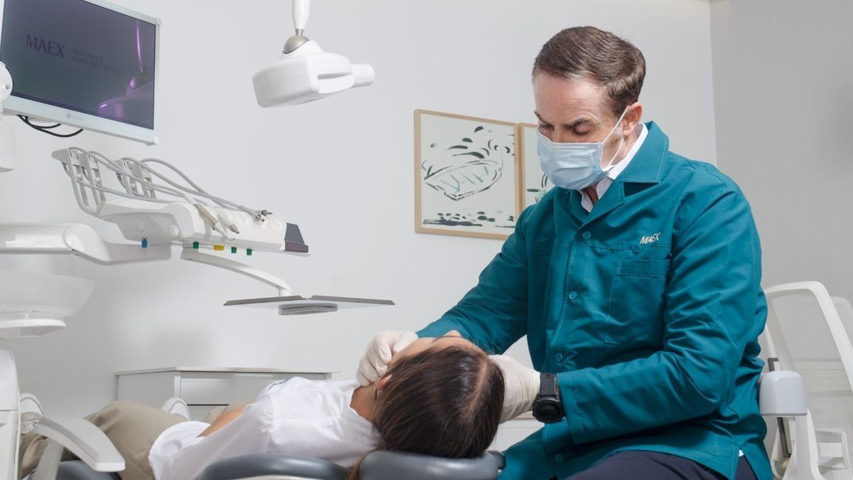 El Dr. Juan Carlos Varela durante una consulta dental