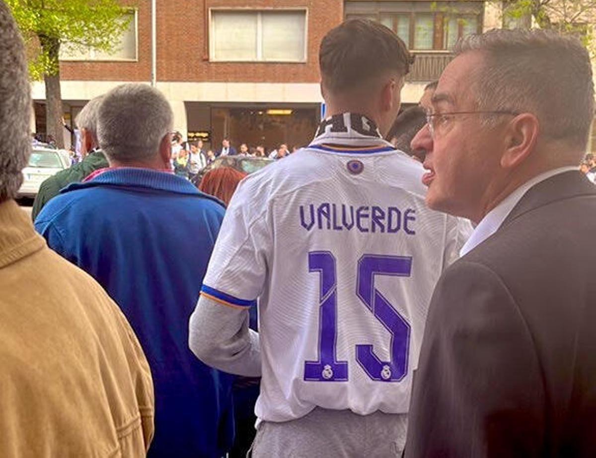 Un aficionado del Real Madrid, con una camiseta de Fede Valverde, en la previa al partido contra el Chelsea.