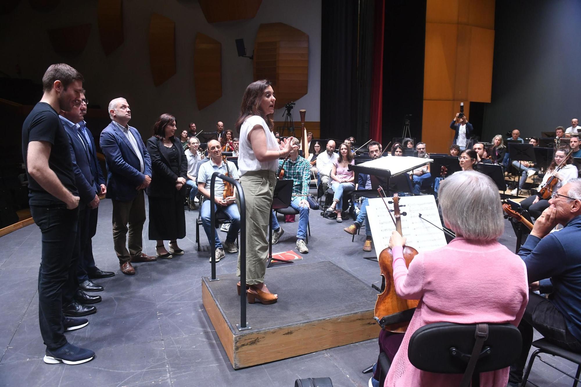 La alcaldesa de A Coruña y el presidente de la Diputación acuden a un ensayo de la Orquesta Sinfónica de Galicia