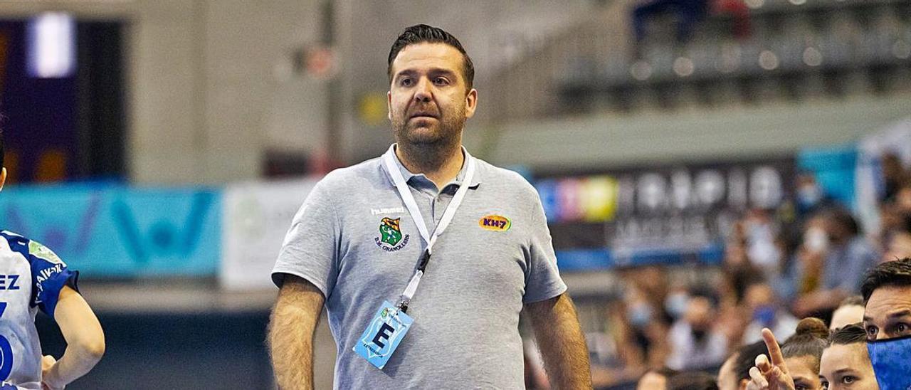 Robert Cuesta, nuevo entrenador del Rocasa Gran Canaria, durante un partido de su antiguo club, el Granollers. | | BM GRANOLLERS