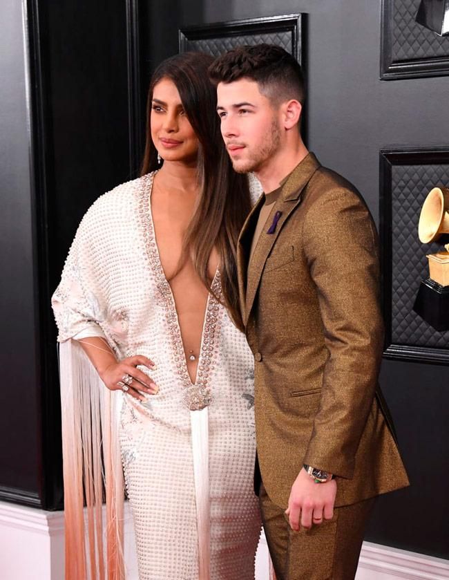 Plano medio largo Priyanka y Nick en los Grammy 2020