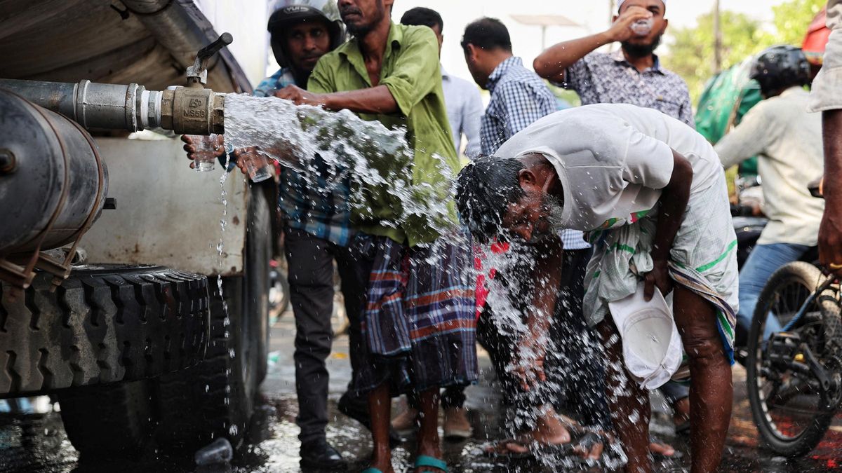 Un ciudadano se refresca durante una intensa ola de calor ocurrida en Bangladés