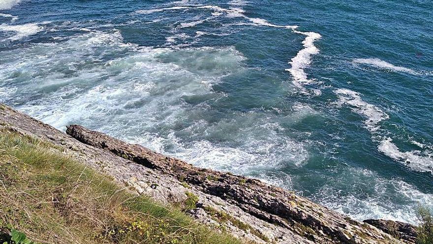 Los vertidos en Llanes, en una imagen facilitada por los ecologistas.