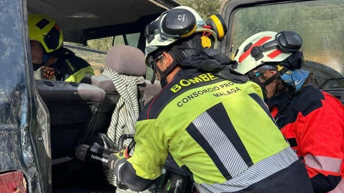 Los bomberos del CPB de la Diputación intervienen tras una colisión entre un coche y un camión en la MA-224 en Villanueva del Rosario.