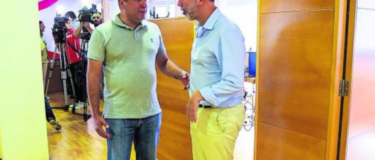 Julio Cruz (izquierda) y Ángel Víctor Torres, ayer en la sede regional del PSOE en la capital grancanaria.