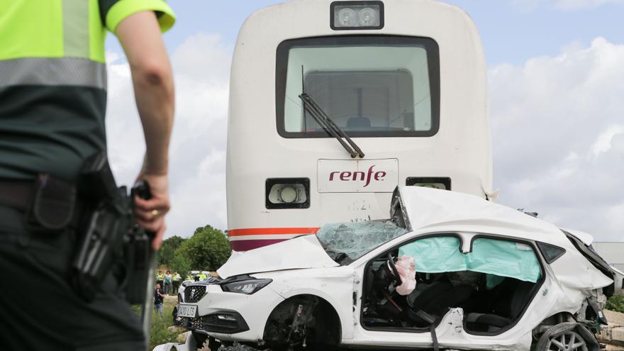 Un muerto y dos heridos graves al arrollar un tren a un coche en Lugo