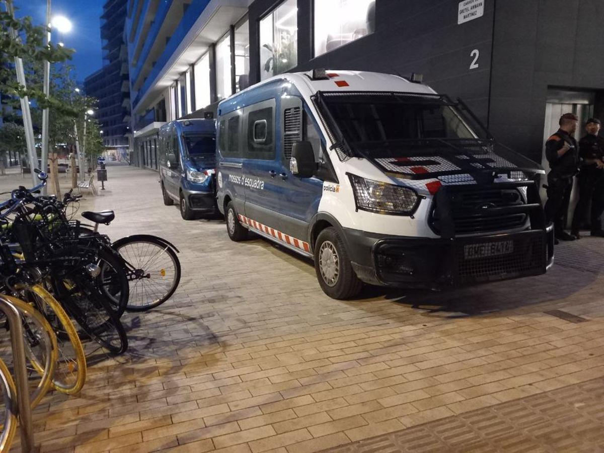 Fugonetas de los Mossos en una de las entradas en domicilios que se han llevado a cabo en Barcelona