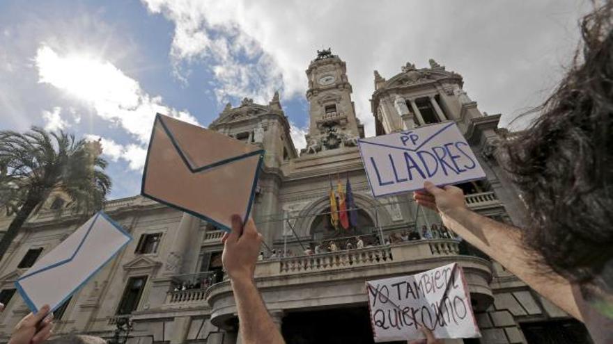 Sobres al viento y frente al Ayuntamiento. / efe