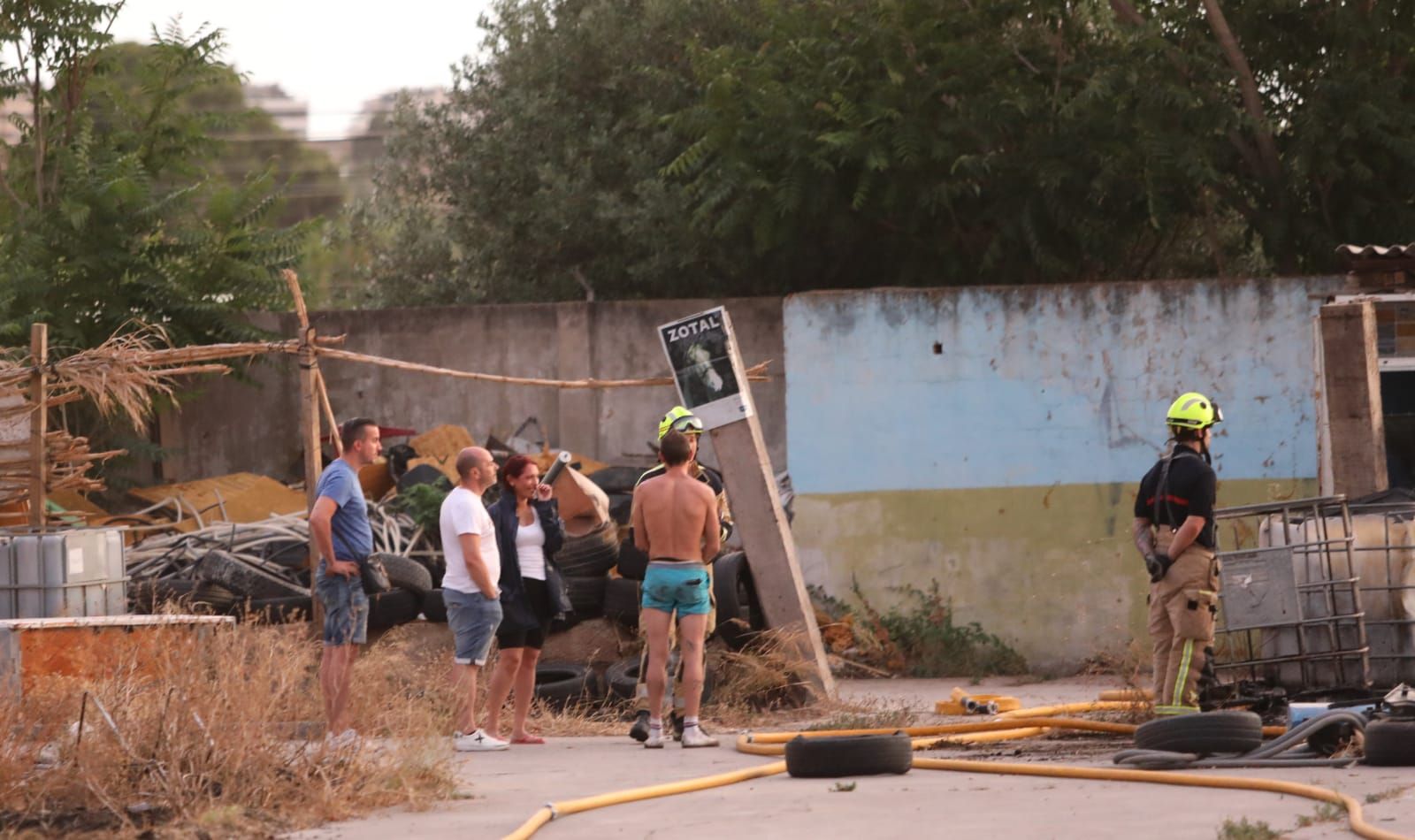 FOTOGALERÍA | Incendio en un asentamiento de infraviviendas en Zaragoza, ubicado entre el camino Cascajales y la Z-30