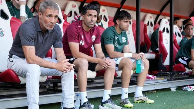 Óscar Cano, junto a Ramón Verdu, en el banquillo del Zamora CF, este sábado. | J. L. F.