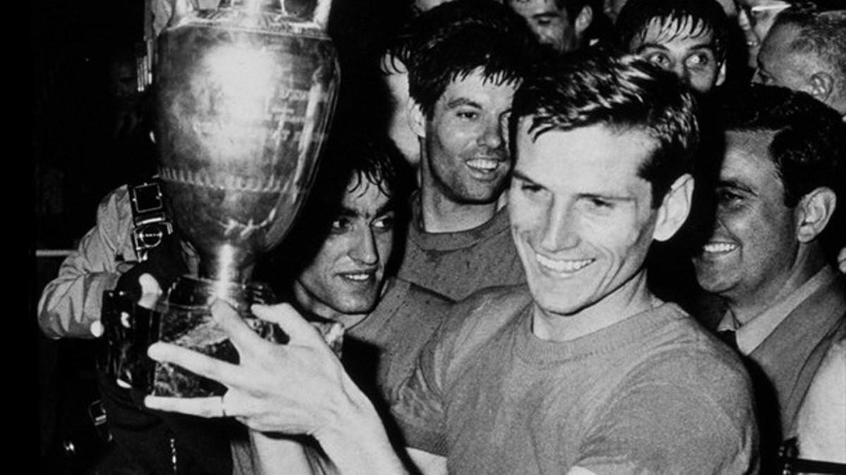 Fachetti se alza con la Eurocopa de 1968