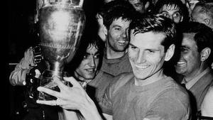 Fachetti se alza con la Eurocopa de 1968