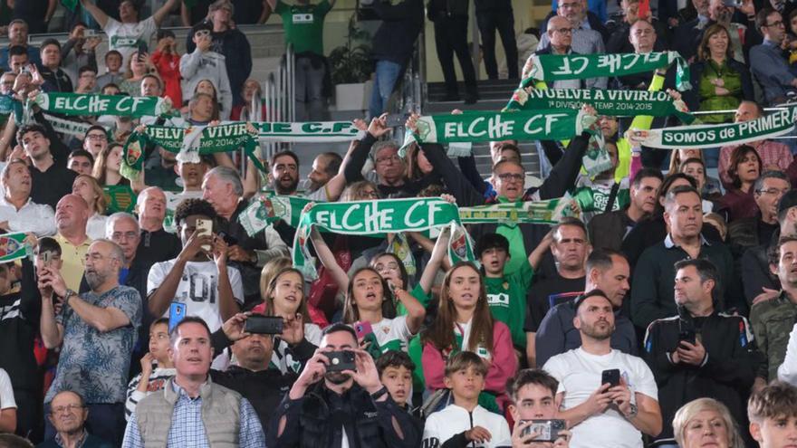 Aficionados franjiverdes en el último partido en casa ante el Barça. | ÁXEL ÁLVAREZ