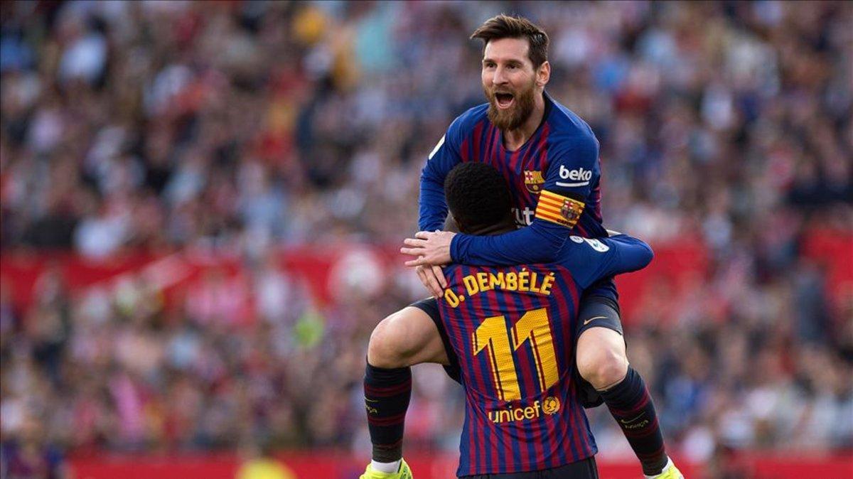 Messi celebra uno de sus goles en el Pizjuán con Dembelé
