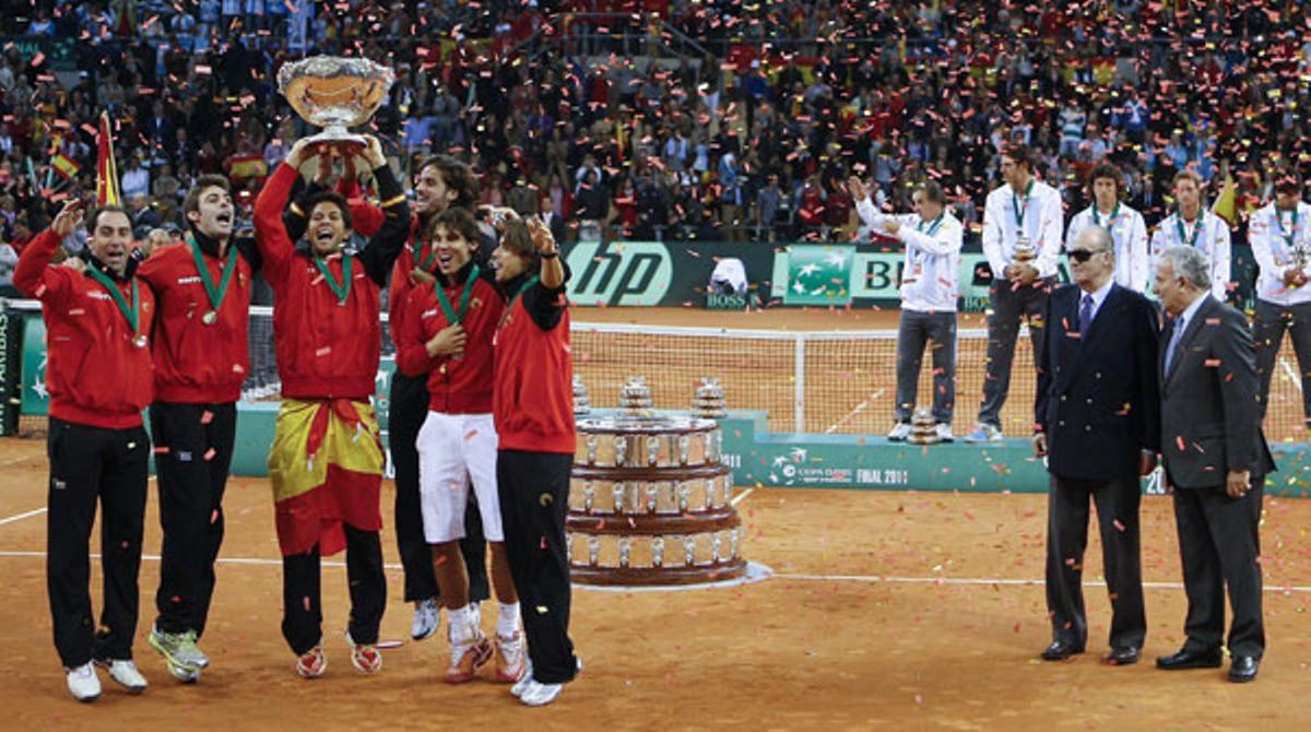 Els tennistes de l’equip espanyol de Copa Davis van celebrar com es mereix la cinquena Enciamera conquistada davant l’Argentina.