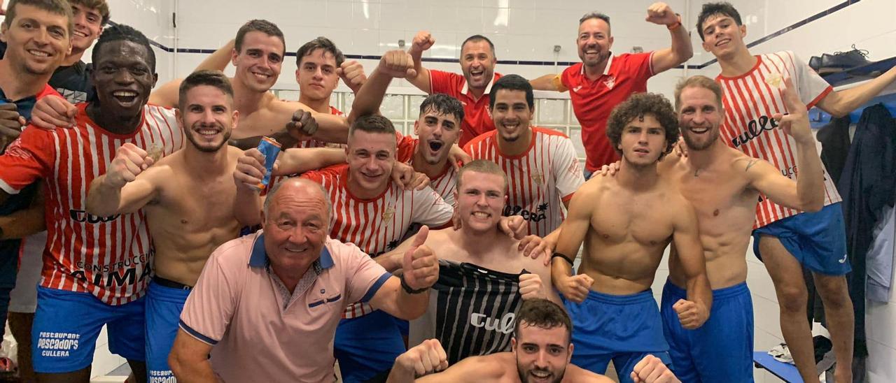 Los jugadores del Cullera celebran el nuevo triunfo.