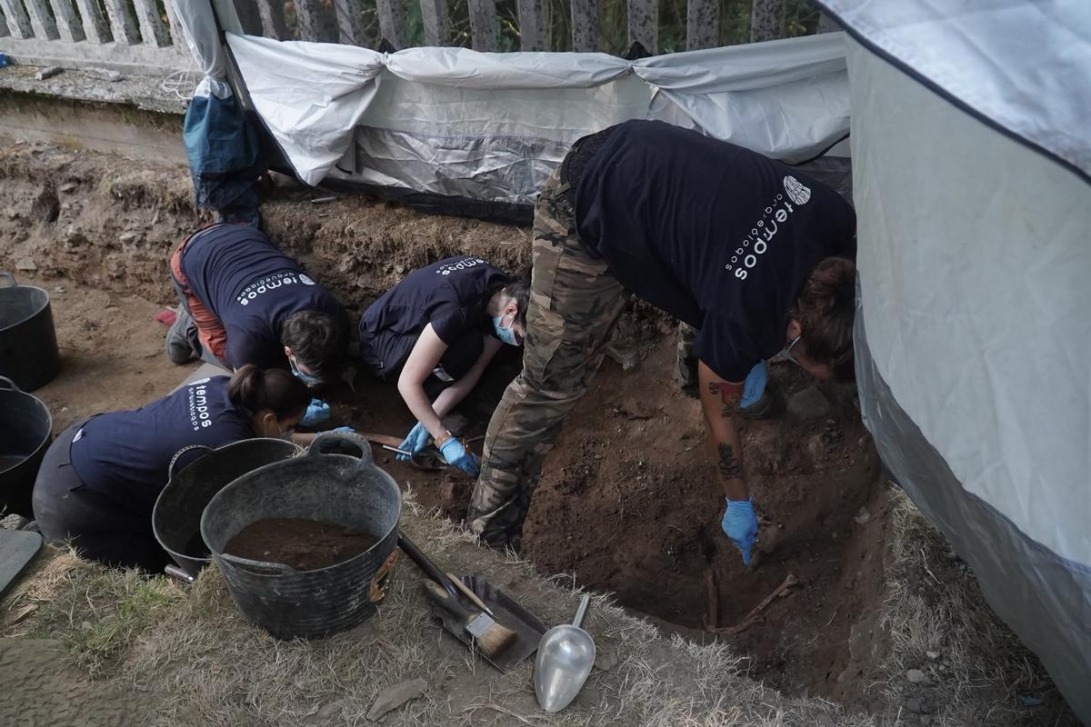 Presentación de los resultados de los trabajos de búsqueda de víctimas del franquismo en el cementerio de Beira, en Carral