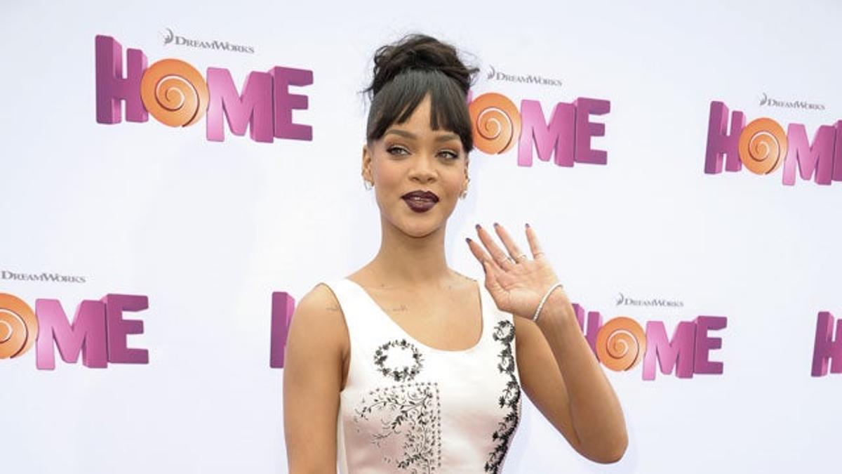 Rihanna con un vestido rosa de Dior en el pase especial de 'Home' en Los Ángeles